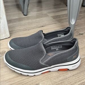 NWOT Sketchers go walk shoes/8.5